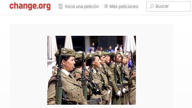 Cien mil firmas para ser readmitida en el Ejército