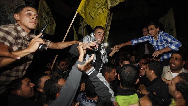 Israel libera a otros 21 presos palestinos