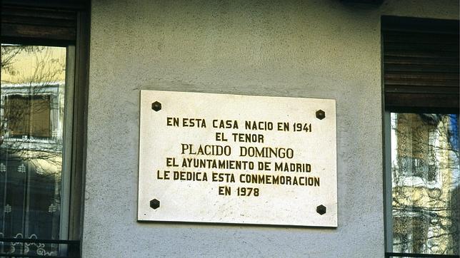 Placa dedicada a la memoria del tenor Plácido Domingo en la casa donde nació, en la calle Ibiza