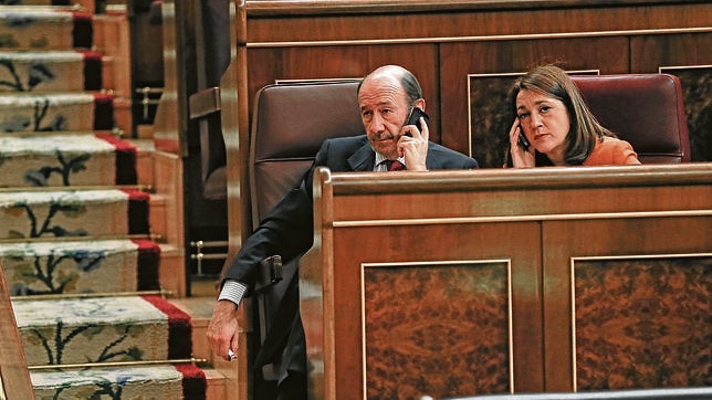 La nueva ruptura de voto del PSC pone en cuestión el liderazgo de Rubalcaba