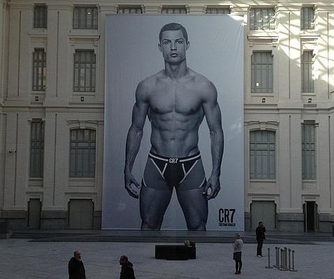 Una foto de Cristiano Ronaldo la monta en el Palacio de Cibeles de Madrid