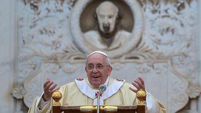 Misa del Papa Francisco entre lápidas y panteones