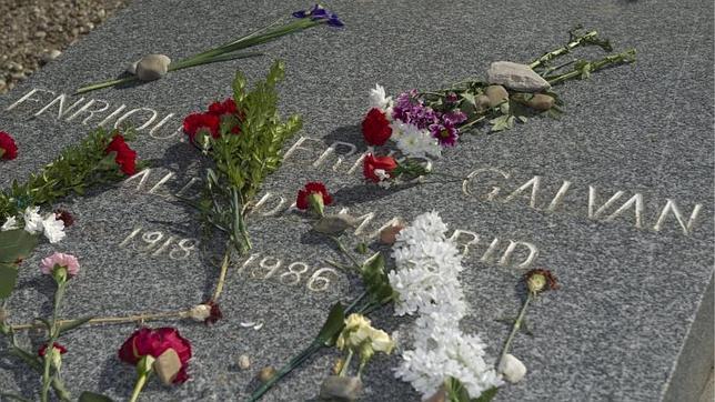 Lápida de Enrique Tierno Galván en el cementerio de la Almudena