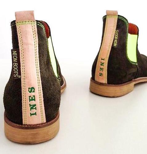 Detalle de la parte de atrás de Neon Boots con nombre grabado en color verde