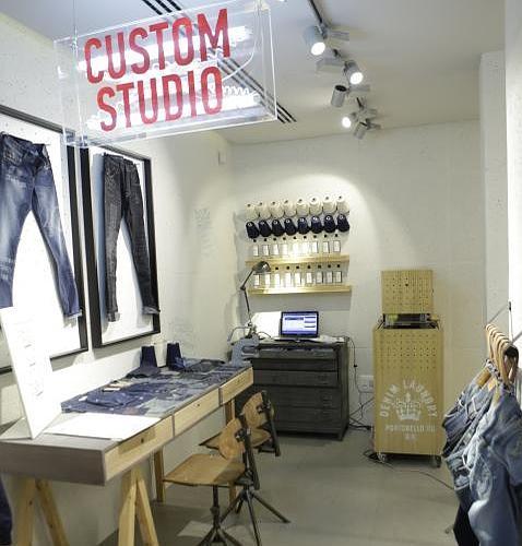 El nuevo rincón de customización que tienen algunas tiendas de la firma Pepe Jeans para persoanlizar sus prendas vaqueras
