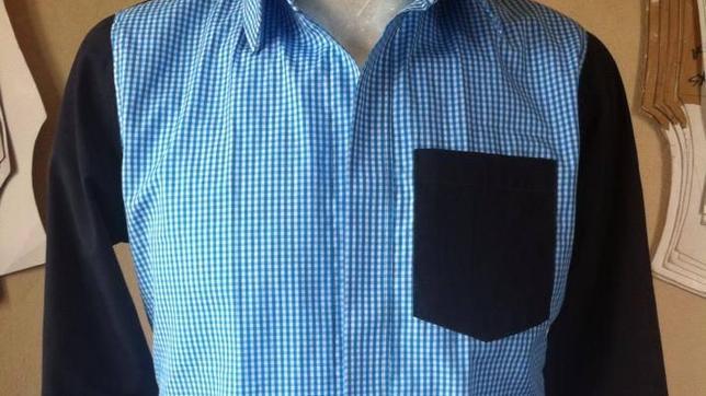 Ejemplo de camisa con bolsillo que no debe combinarse con una chaqueta de vestir