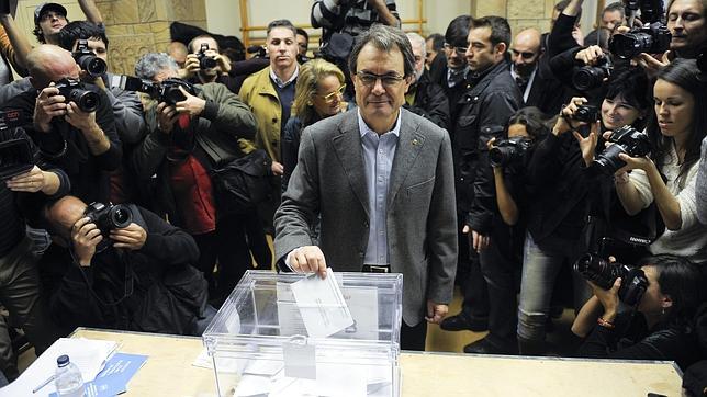 La Generalitat ultima contratos por 25 millones para la consulta secesionista