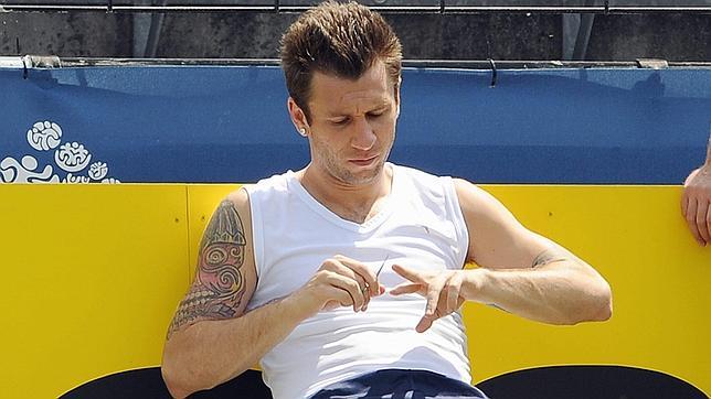 Cassano se corta las uñas durante un entrenamiento de Italia