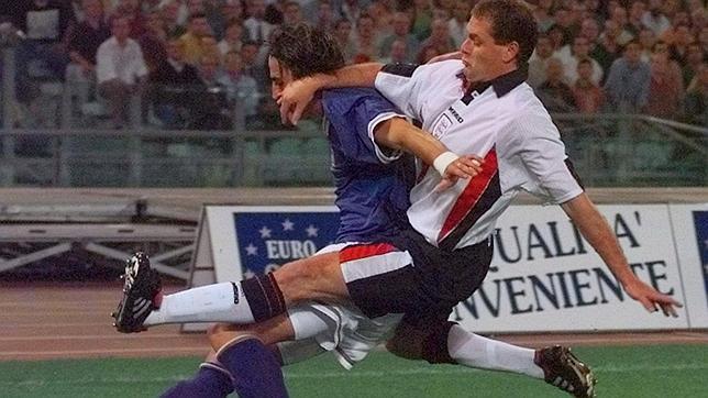 Una dura entrada de Gascoigne