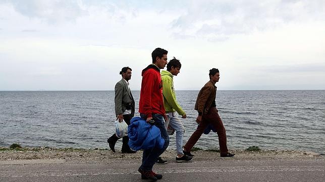 Grecia rechaza a los emigrantes que llegan sin papeles por mar a punta de pistola