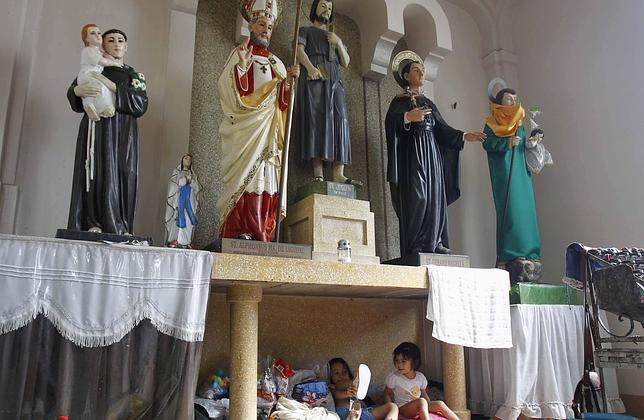 Cinco horas agarrado a un cocotero para llegar a una playa con cadáveres