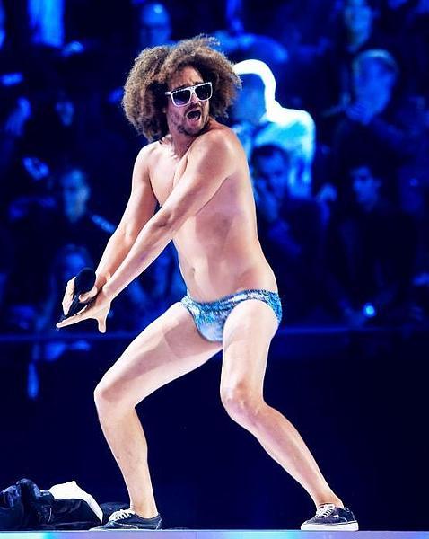 Un momento de la gala de los MTV EMAs en el cual DJ Redfoo se quedó en calzoncillos