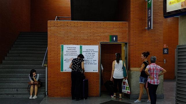 El embajador de Holanda ha inaugurado hoy los baños de pago de Atocha