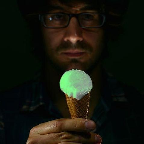 El primer helado fluorescente