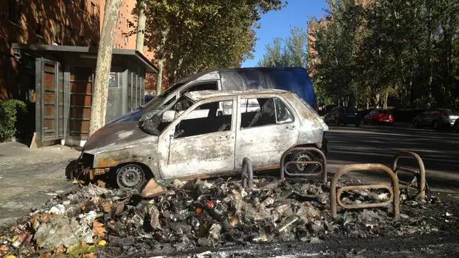 Huelga de limpieza: los «bukaneros» queman tres coches en Vallecas