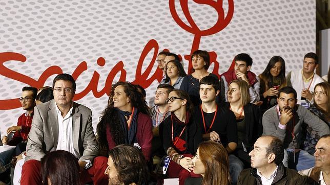 La discusión sobre primarias marca el inicio de la conferencia del PSOE