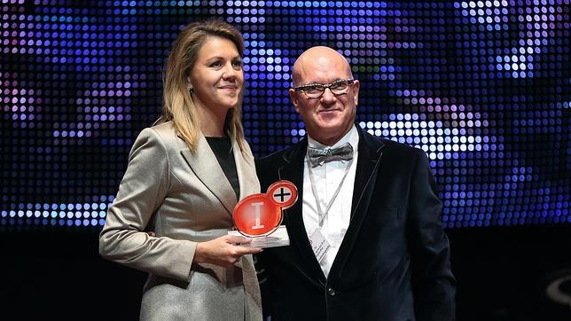 Cospedal subraya la «suerte de vivir» en democracia para expresarse en libertad