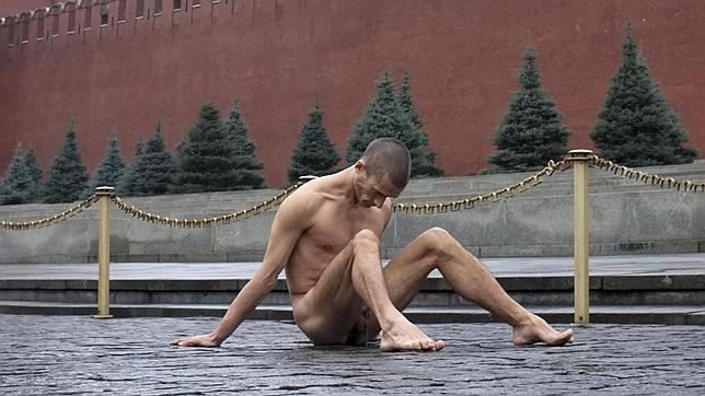 Un pintor ruso clava con martillo sus testículos en la Plaza Roja de Moscú