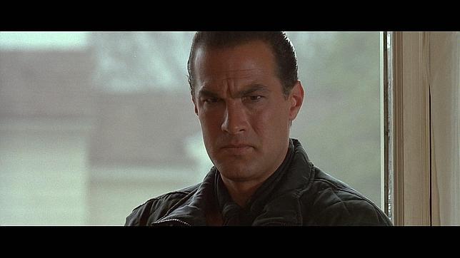 Steven Seagal adopta un perro callejero en Rumanía