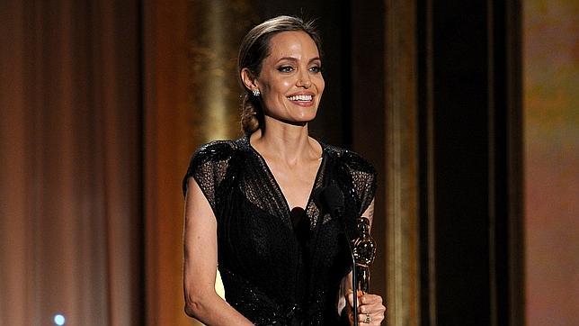 Angelina Jolie recibe un Oscar honorífico por su labor humanitaria