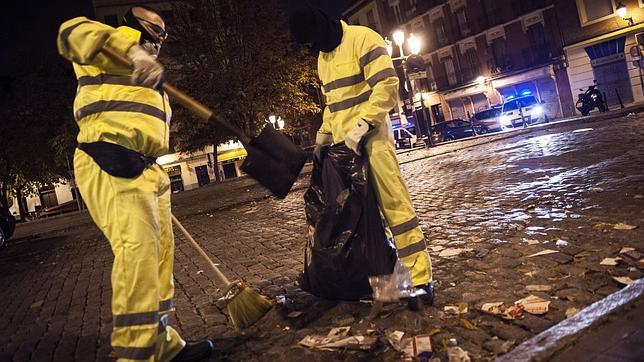 Los barrenderos de Madrid vuelven a coger las escobas