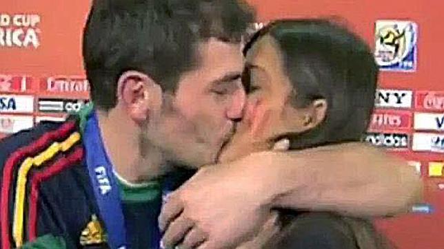 Casillas respondió a las críticas a Sara Carbonero con un beso en directo