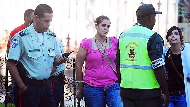 Ocho mujeres detenidas por encadenarse contra los plenos poderes de Maduro