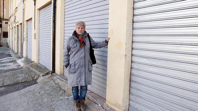 Yolanda Berrón, junto a los locales donde los jóvenes celebraban sus ruidosas fiestas