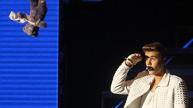Denuncian a Justin Bieber en Argentina por supuesto ultraje a la bandera