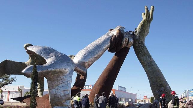 Castellón reconstruirá la estatua de Ripollés que derribó el viento