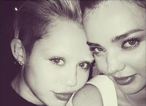 Miley Cyrus, nuevo look sin cejas
