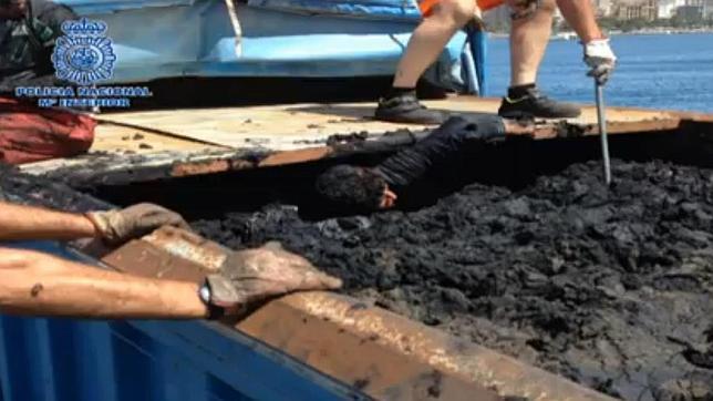 Menores marroquíes esperan en el puerto de Melilla su oportunidad para llegar a la Península