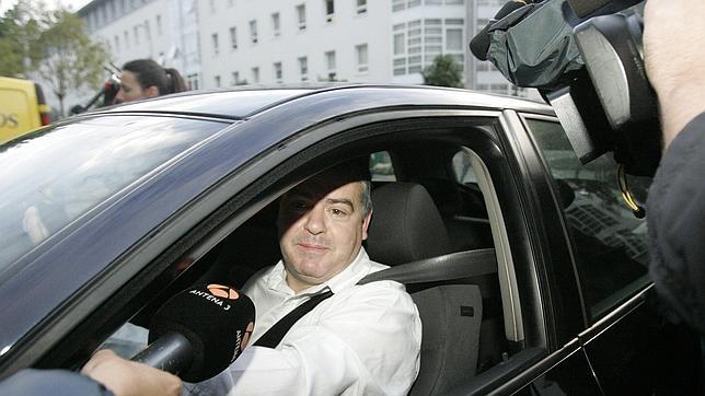 El juez del «caso Asunta» llega a los juzgados de Compostela y evita hacer declaraciones