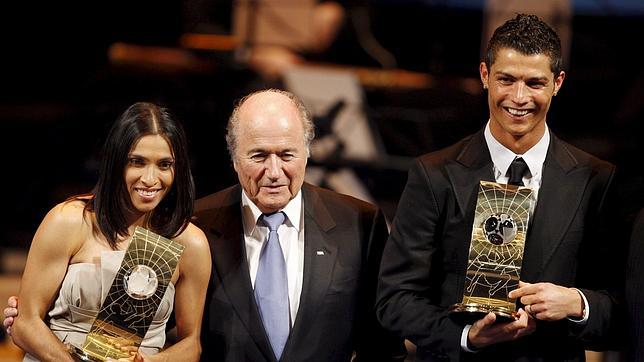 Blatter le pide cita a Cristiano para reconciliarse