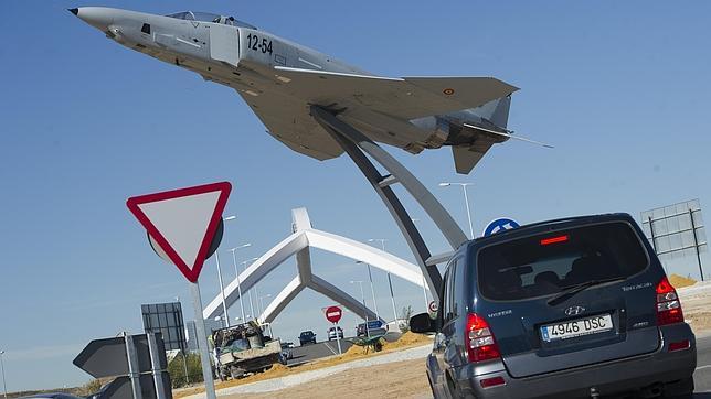 Un avión F-4 Phantom II, en una rotonda de Torrejón de Ardoz