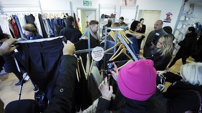Los Beckham donan ropa de alta costura a la Cruz Roja para ayudar a Filipinas