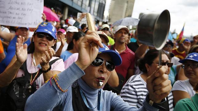 La oposición venezolana toma las calles para protestar contra la cubanización del país
