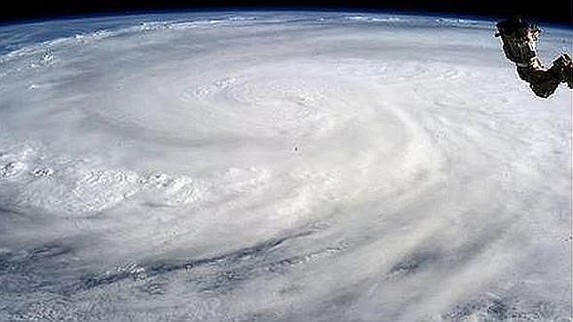 Una astronauta toma imágenes del tifón Haiyan desde el espacio