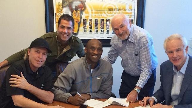 Los Lakers amplían el contrato de Kobe Bryant por dos años