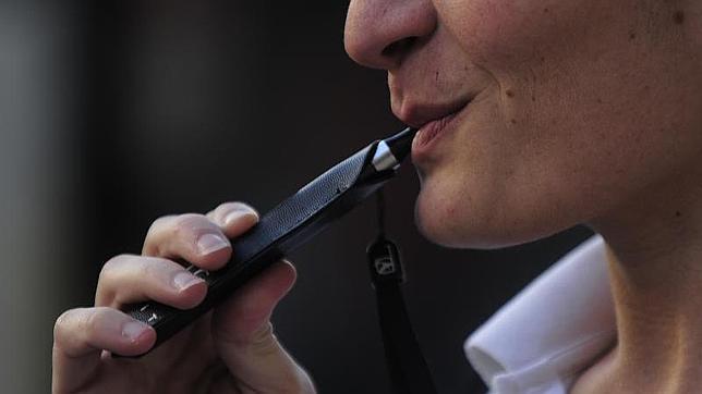 Sanidad trabaja con Bruselas en un marco normativo que regule los cigarrillos electrónicos