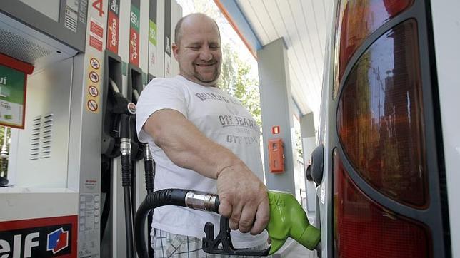 El precio medio de la gasolina cae un 2,7% en octubre y marca un mínimo anual