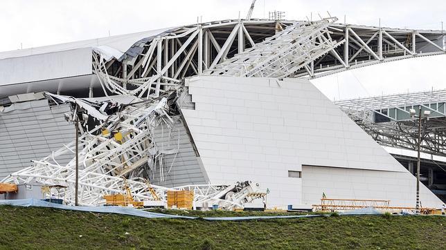 Dos muertos tras caer una estructura en el estadio que acogerá el primer partido del Mundial de Brasil