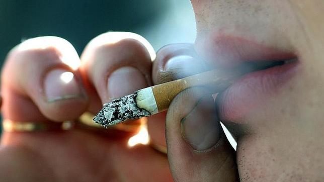Reino Unido estudia prohibir fumar a pacientes y personal sanitario en las puertas de los hospitales
