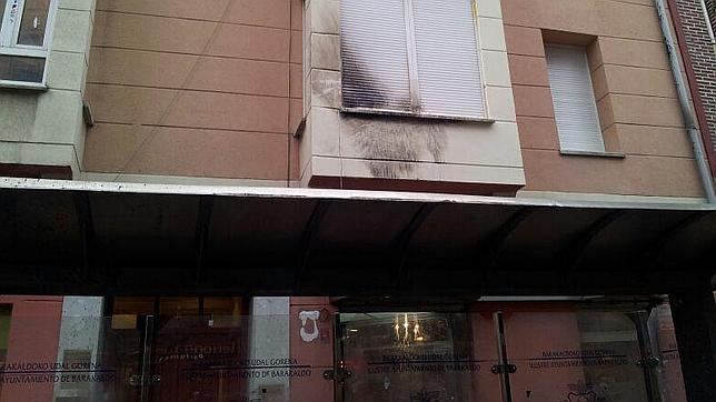 Atacan con cócteles molotov la sede del PP en Baracaldo