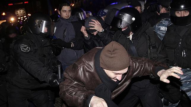 La Policía antidisturbios carga contra la acampada proeuropea de Kiev