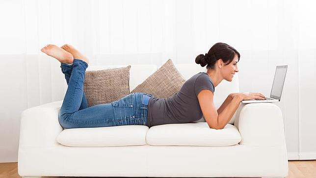 Los españoles pasan casi una tercera parte del día sentados o tumbados, sin contar las horas de sueño