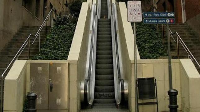 Un vecino de Gràcia, forzado a mudarse por el ruido de unas escaleras mecánicas