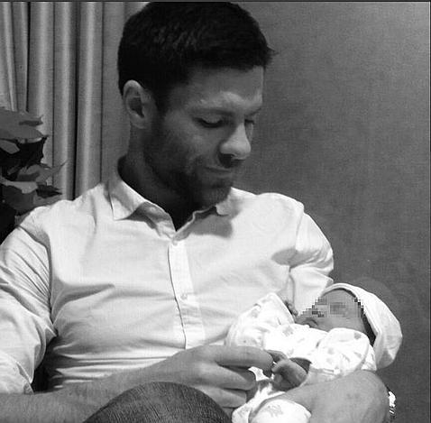 La cara más paternal de Xabi Alonso