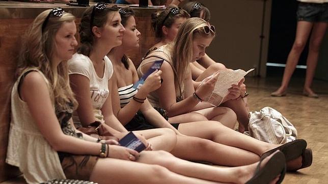 Bruselas preparará nuevas normas para que «no se explote» a los becarios