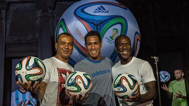 Presentan en Río el Brazuca, el balón del próximo Mundial